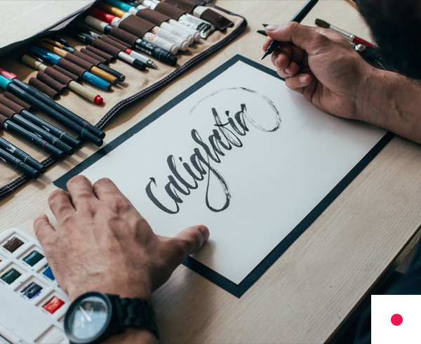 فريق وكالة أرتيزان يعمل على تصميم هوية بصرية لعلامة تجارية في مكتب الرياض